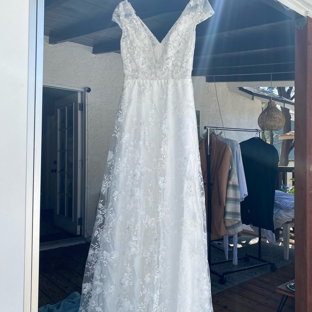 Wedding dress with short sleeves